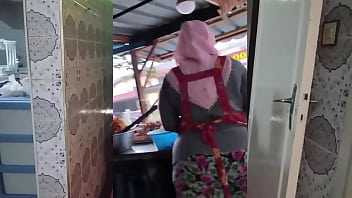 Sang Nenek Muslimah Indonesia Bergairah Dengan Tubuh Montok