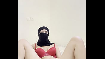 Gadis Arab Berhijab Nikmat Memuaskan Nafsu, Jilbab Terangkat Saat Jari-jari Menggoda Klitoris Dan Memainkan Memek Basah