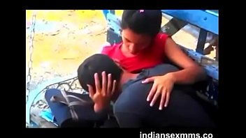 Mengisap Payudara Pacar Desi Yang Menggairahkan