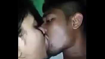 Gadis Desi Panas Berciuman Penuh Gairah