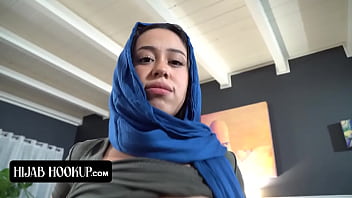 Gadis Arab Nakal Mengisap Kontol Kakak Tirinya Demi Menyembunyikan Rahasia Dari Orang Tua Tirinya Yang Galak