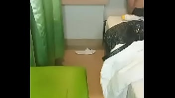 Menari Telanjang Dengan Gerakan Menggoda
