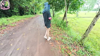 สาวไทยสุดเซ็กซี่เดินป่าแล้วโชว์หีเรียวสวยริมทาง 4k