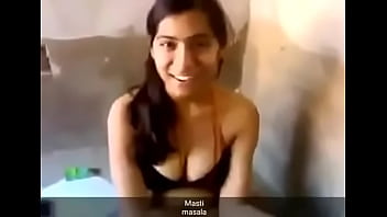 Gadis Desi Seksi Melepaskan Pakaian Dengan Penuh Gairah