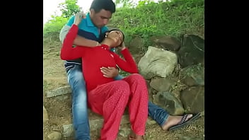 Pasangan Desi Bercinta Panas Di Ladang