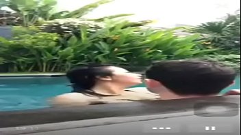 Bercinta Di Kolam Renang Saat Siaran Langsung