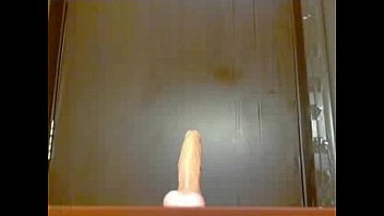 Gadis Asia Manis Mainin Mainan Sambil Nunggang Di Depan Kamera