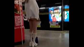 Gadis Asia Di China Cabut Pembalut Di Tempat Umum, Tampil Seksi Dan Menggoda