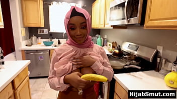 Gadis Muslim Ebony Belajar Teknik Mengulum Penis