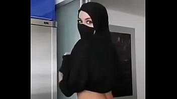 Perempuan Berhijab Montok Dengan Payudara Berisi Melakukan Tarian Telanjang Yang Menggoda