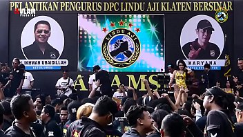 Tarian Erotis Goyang Liar Dua Penyanyi Cantik Dikelilingi Pria Berahi Di Atas Panggung