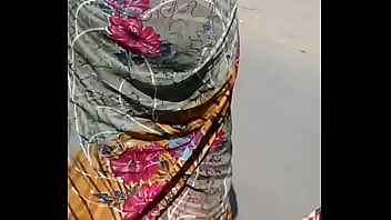 Gadis Seksi Dengan Pantat Panas Bergoyang Dalam Balutan Saree