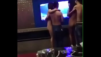 掃不掉的淫蕩！中國再爆情色ktv 男女激戰「三人行」火辣裸照全流出