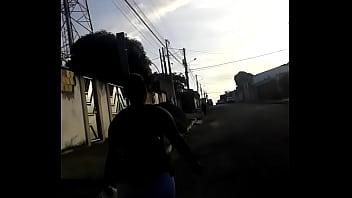 Lidi Yang Berjalan Dengan Menggoda