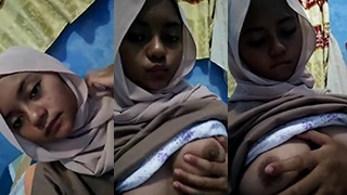 Gadis Berjilbab Manis Pamer Payudara Montoknya