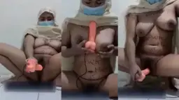 Janda Berkerudung Menggaruk Kemaluan Gatal Yang Bergairah