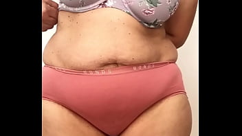 Mengintip Gadis India Seksi Yang Perlahan Membuka Gaun Formalnya Hingga Tersisa Lingerie Menggoda