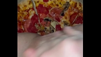 Gadis Arab Perawan Los Angeles Menggoda Dengan Pizza, Cokelat, Es Krim, Persik, Dan Keju Dalam Kompilasi Fetish Panas