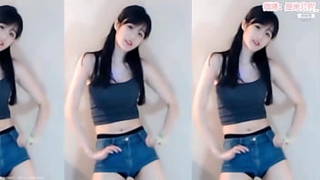 Em Gái Trung Mặc Váy Ngắn Cưỡn Lắc Mông Nóng Bỏng Khiến Anh Em Nổi Máu Thú