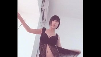 Gadis China Menggoyangkan Tubuhnya Dengan Gerakan Sensual Yang Memikat