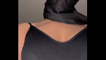 Gadis Arab Berhijab Mengelus-elus Payudaranya Perlahan Sambil Memuja Tubuhnya Sendiri