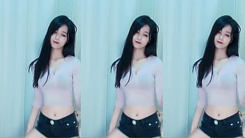 Cô Gái Trung Quốc Quyến Rũ Nhảy Trên Mái Nhà Rực Lửa