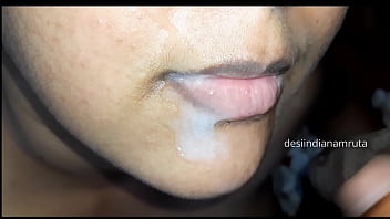 Bhabhi India Yang Manis Dan Seksi Menampung Muncratan Sperma Deras Dari Kontol Dewar Ke Mulut Dan Bibirnya Yang Cantik