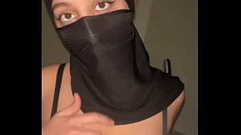 Payudara Arab Montok Bergoyang Di Balik Hijab • Muslimah Cantik Mainin Dada Di Depan Kamera