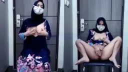 Gadis Berkerudung Hitam Mengucurkan Kenikmatan Di Ambang Pintu