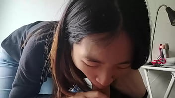 Jilatan Lidah Asia Yang Menggoda