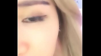 Gadis Camgirl Tiongkok Cantik Yoki Memuaskan Dirinya Dengan Dildo Merah Muda