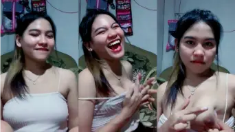Abell Makin Binal Pamer Payudara Di Atas Panggung