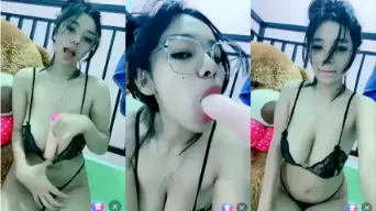 Cewek Mata Indah Mengisap Dildo Di Live Streaming