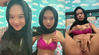 Gadis Berjilbab Telanjang Bugil Memamerkan Tubuh Seksi