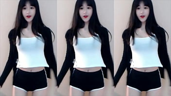 Cô Gái Trung Quốc Mặc Váy Ngắn Cưỡi Tàu Lượn Siêu Tốc