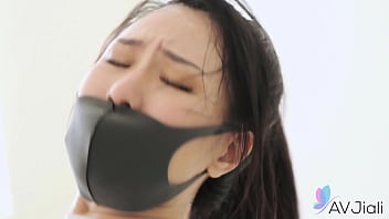 Gadis Tionghoa Berambut Cokelat Yi Ruo Bergairah Dalam Aksi Ranjang Yang Liar Dan Panas.