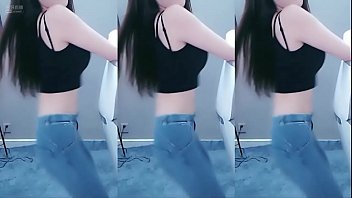 Cô Gái Trung Quốc Uốn éo Vũ điệu Mê Hoặc Với Những Chuyển động Gợi Cảm