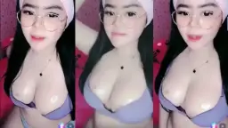 Belahan Dada Montok Sasa Yang Lembab Dan Menggoda