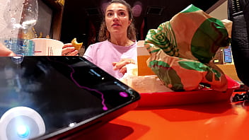 Kakak Tiriku Mengajakku Bermain Di Tempat Umum Sambil Mengendalikan Getaranku!