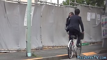 Pelacur Jepang Mengencingi Tanah Di Luar Ruangan