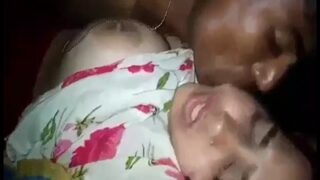 Gadis Seksi Mengizinkan Pria Miskin Menembus Vaginanya Dalam Rekaman Mesum Desi