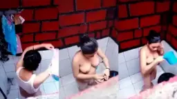 Mengintip Tetangga Montok Mandi Telanjang