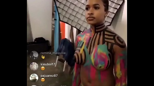 Tetesan Puting Susu Terekam Saat Live Instagram
