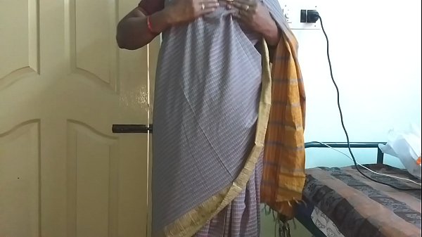 Desi Istri Nakal Dari India, Pakai Saree Abu-abu, Memamerkan Payudara Besar Dan Memek Dicukur, Meremas Payudara Dan Menggesek Memek Hingga Masturbasi