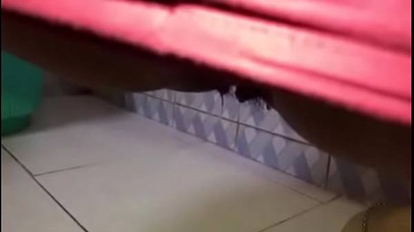 Desi Pacar Cantik Kencing Di Kamar Mandi