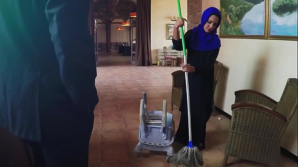 Pekerjaan Sederhana, Bayaran Istimewa: Kisah Tukang Kebun Yang Menjual Tubuh Pada Bosnya