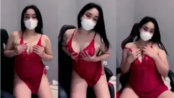 Dhea Bergaya Seksi Dengan Lingerie Merah Transparan Yang Menggoda