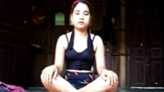 Gadis Assam Seksi Telanjang Bugil Dalam Video Solo Panas
