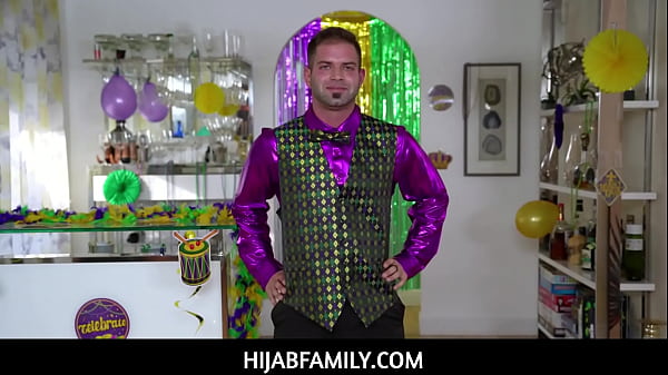 Violet Gems, Si Gadis Berhijab Yang Panas, Mengisi Dirinya Dengan Manik-manik Sebelum Mahir Melayani Nicky Dengan Mulutnya