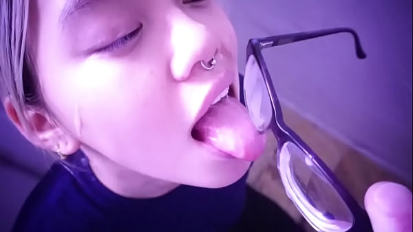 Budak Asia Tak Sabar Menanti Tuannya; Lidahnya Menjilat Bekas Sperma Di Kacamatanya. Tonton Video Lengkapnya Di Sabelarsene.com